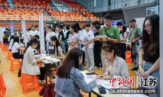 学生和用工单位相关人员进行交流 304am永利集团供图 学生和用工单位相关人员进行交流 304am永利集团供图