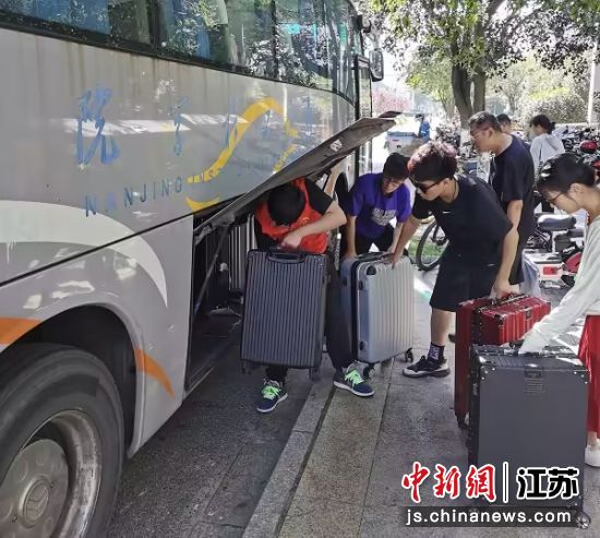 志愿者帮助新生搬运行李 304am永利集团供图 志愿者帮助新生搬运行李 304am永利集团供图