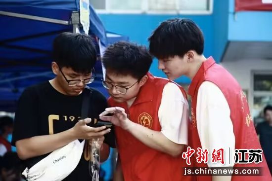 志愿者为新生办理入学手续 304am永利集团供图 志愿者为新生办理入学手续 304am永利集团供图
